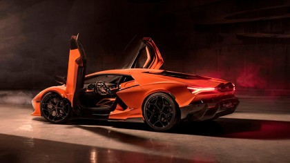 El uso extensivo de fibra de carbono y materiales ligeros, combinado con la potencia del motor, ha logrado la mejor relación peso-potencia de la historia de Lamborghini.
