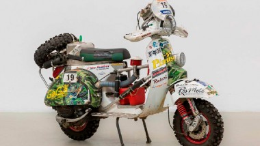 Sin el apoyo de Piaggio, compraron dos Vespas y con la ayuda de varios patrocinadores, entre ellos Playboy y Virgin Radio, modificaron los scooters para hacer frente a las duras condiciones del desierto.