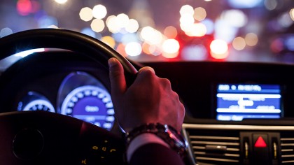 Descubre cómo manejar de noche con seguridad. Consejos para evitar accidentes y mantener una conducción nocturna libre de riesgos.