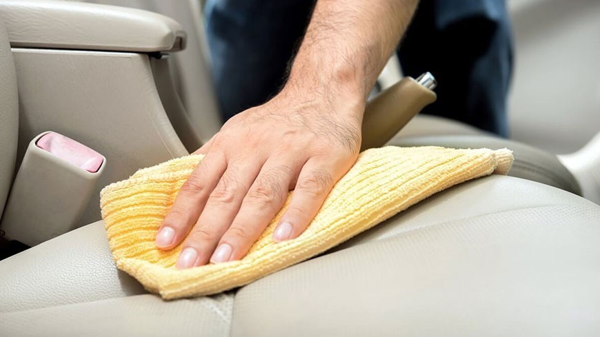 Cómo dejar la tapicería del auto como nueva