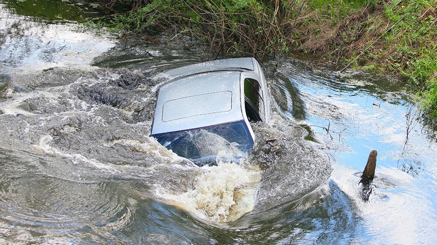 Cómo salir de un coche que se está hundiendo