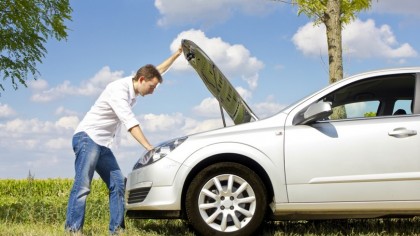 coche parado por algún tipo de avería