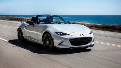 La cuarta generación del Mazda MX-5 se presentó en 2014 y se lanzó en 2015, por lo que cumple siete años, tiempo de sobra para conseguir un digno sucesor en el que la marca de Hiroshima está trabajando, pero que se retrasará unos meses más, ya que su presentación está prevista para mediados de 2024 y su lanzamiento al mercado para 2025.