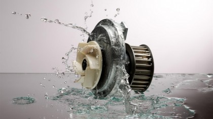 Una bomba de agua moviendo el líquido con su turbina