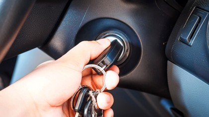 Optimiza la vida de tu motor. Descubre cuánto tiempo debes esperar al arrancar el coche antes de conducir. Consejos para cuidar tu vehículo y prevenir averías.