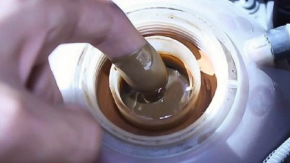 El primer síntoma de aceite en el líquido refrigerante es el color y a textura de la mezcla