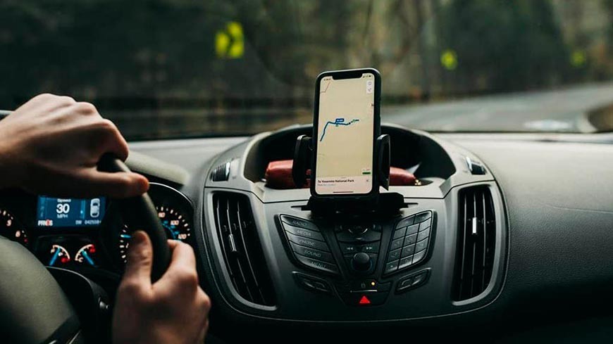 Cómo usar el móvil en el coche para evitar las nuevas multas de la DGT