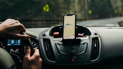 Cómo usar el móvil en el coche para evitar las nuevas multas de la DGT El teléfono móvil es ya parte integrante de nuestra vida cotidiana, y para muchos lo sigue siendo cuando se ponen al volante de su coche. Sin embargo, desde la reciente reforma de la Ley de Tráfico, la Dirección General de Tráfico ha aumentado considerablemente su control sobre el uso de este dispositivo en el coche.
