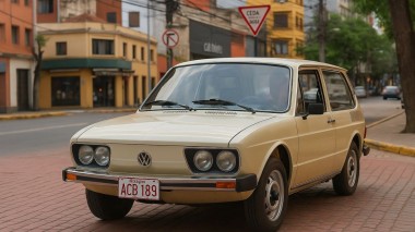 El Volkswagen Brasilia fue un compacto diseñado en Brasil con mecánica del Escarabajo. Popular en América Latina, destacó por su versatilidad, diseño práctico y fiabilidad. Se convirtió en un coche icónico en países como México y Paraguay, y hoy es considerado un clásico de culto.
