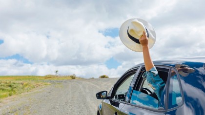 Para un viaje en coche por Europa, revisa tu vehículo, planifica la ruta, respeta normas de seguridad, y ten en cuenta peajes y tasas. Esto asegura un trayecto cómodo y seguro.