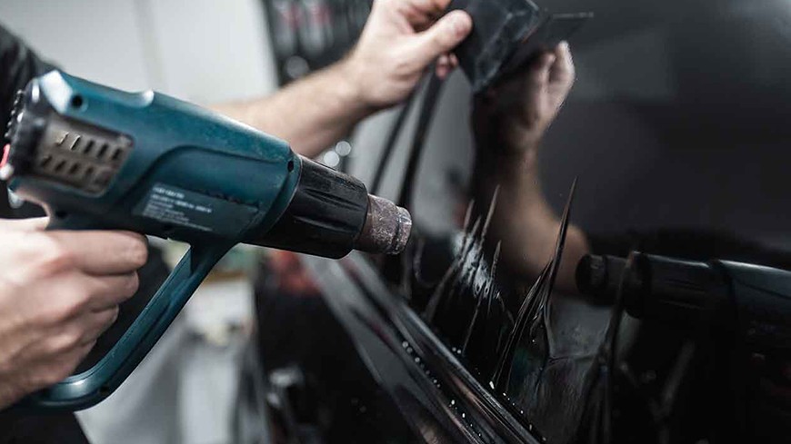 Cómo quitar las lunas tintadas del coche