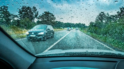 Si conduces bajo una lluvia muy intensa o a través de grandes charcos en la carretera, reduce la velocidad a un nivel seguro. Igualmente importante es asegurarte de que tu coche está equipado con los neumáticos correctos, que se mantienen a la presión adecuada