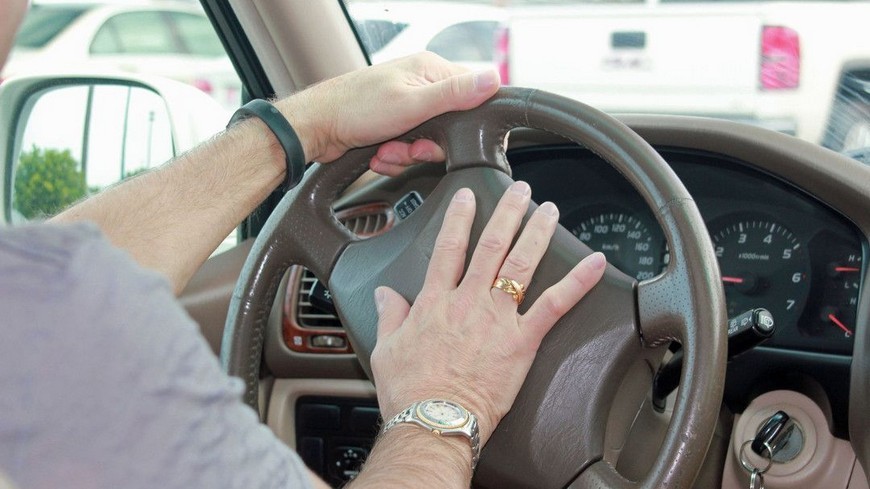 Uso del claxon del coche: todo lo que debes saber