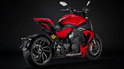 Después de las fotos espía que han estado circulando por la red, por fin podemos admirar la nueva muscle bike de Bolonia: la Ducati Diavel V4 2023
