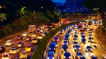 Durante julio y agosto son miles las personas que se lanzan a la carretera...