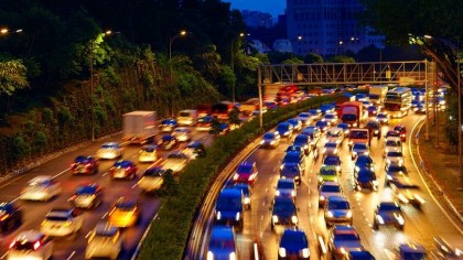 Durante julio y agosto son miles las personas que se lanzan a la carretera...