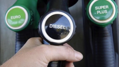 Estación de repostaje con diferentes opciones de diésel premium y diésel normal en sus surtidores