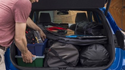 Maletero cargado y ordenado listo para un largo viaje