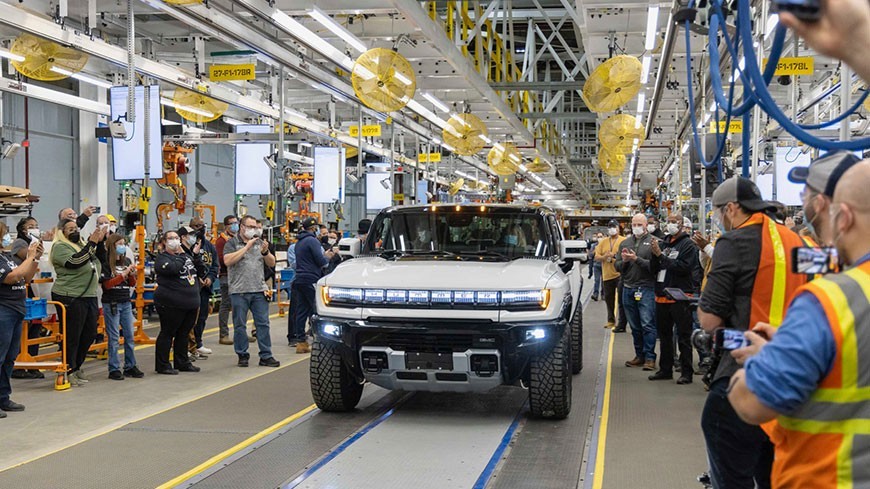 Este vídeo muestra cómo sale el primer Hummer EV de la cadena de montaje de GMC