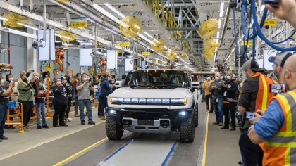 El primer GMC Hummer EV ha salido de la cadena de montaje y ha llegado a las manos de su propietario