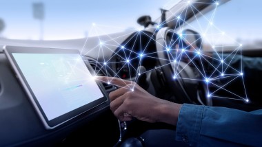 Descubre cómo la inteligencia artificial está transformando la industria automotriz, desde asistentes virtuales hasta conducción autónoma.