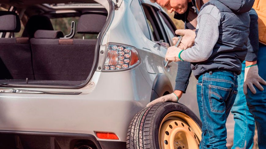 Cómo cambiar un neumático del coche