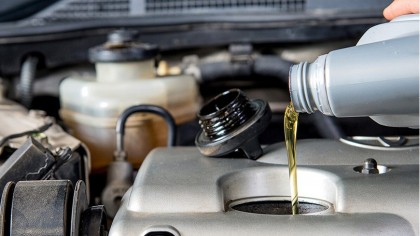 Aprender cómo localizar fugas de aceite en el coche puede librarnos de una buena