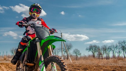 Prepara tu moto para el oto&ntilde;o: revisa neum&aacute;ticos, frenos, luces y bater&iacute;a, y adapta tu equipamiento para conducir con fr&iacute;o y lluvia de forma segura.
