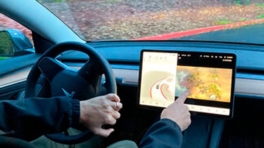 Tesla ya no permite jugar a videojuegos mientras el coche está en marcha Tesla ya no permite jugar a videojuegos mientras el coche está en marcha