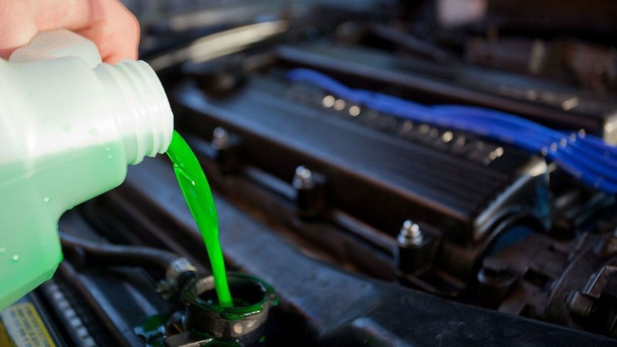 Por qué razón baja el nivel del refrigerante del coche