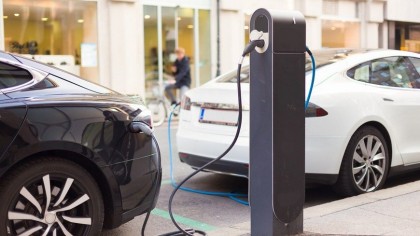 El elevado precio de los coches eléctricos es uno de los principales...