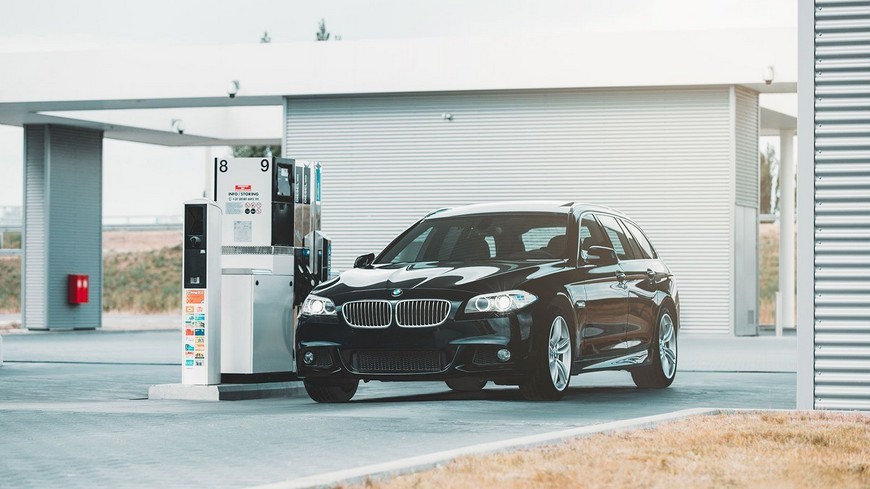 ¿Qué pasa en la mecánica del auto cuando cargamos otro combustible?