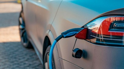 El coste de cargar un coche eléctrico depende de varias circunstancias. ¿Con qué frecuencia hay que cargar el coche? ¿Cuánta energía consume el coche eléctrico? ¿Cuánto cuesta la electricidad en tu país?
