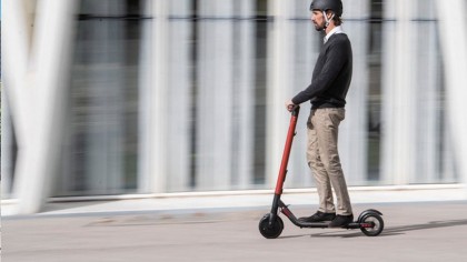 Persona viajando en patinete eléctrico