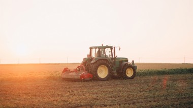 Los tractores llevan a cabo una tarea fundamental en los entornos agrícolas,...