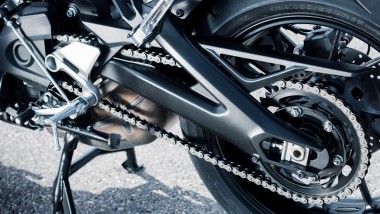 En este artículo, te mostraremos cómo realizar tú mismo el mantenimiento de la cadena de tu moto y cómo desengrasarla fácilmente.