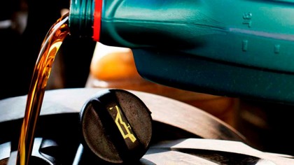 Mantener el motor bien lubricado es un algo clave para el funcionamiento eficaz del vehículo. Es el aceite del motor el que lo mantiene bien lubricado y ningún vehículo no eléctrico puede funcionar sin aceite de motor.