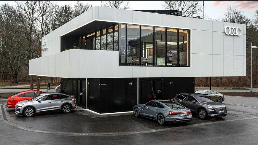 Este curioso centro de recarga de Audi es un salón de primera clase y tiene capacidad para cargar hasta 80 coches eléctricos cada día