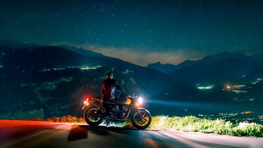 Conduce en moto más seguro por la noche con estos consejos
