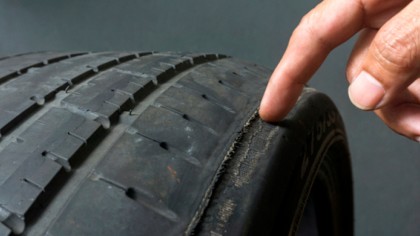 Utilizar neumáticos demasiado gastados es muy peligroso. Debes seguir una serie de normas de mantenimiento para garantizar una conducción segura.