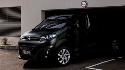 Elegir la tecnología PHEV es la mejor opción para volver a comercializar el SpaceTourer con motor de combustión interna. Cualquier otra opción, como un híbrido suave, sería insuficiente para cumplir los estrictos requisitos de emisiones.