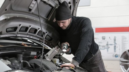 Inspector de la ITV revisando un coche