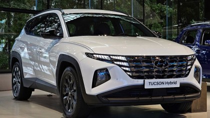 Los coches más vendidos en 2025: eficiencia, diseño y transición energética En 2025 dominan los SUV compactos, los híbridos de Toyota y el Dacia Sandero. El coche eléctrico crece, pero el consumidor busca eficiencia y fiabilidad.