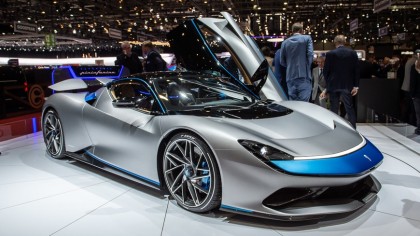 La firma Italiana Pininfarina Battista presentó su nuevo modelo en el...