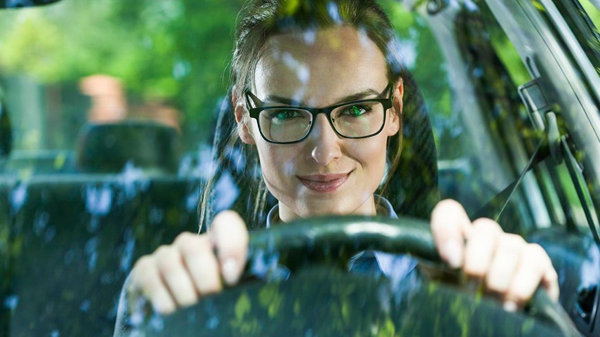 Conducir con gafas o lentillas: ¿en qué casos pueden multarte?