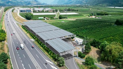 Techos solares retráctiles para estaciones de recarga de vehículos eléctricos