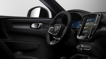 Interior Volvo XC40 Recharge con sistemas de seguridad por voz