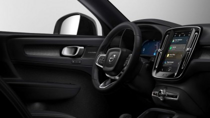 Interior Volvo XC40 Recharge con sistemas de seguridad por voz