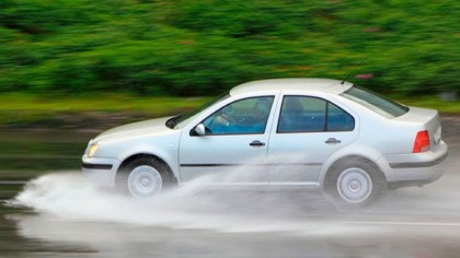 En abril, aguas mil. Las lluvias torrenciales no sólo reducen la visibilidad y aumentan la distancia de frenado, sino que también forman agua estancada que puede hacer que tu coche haga aquaplaning