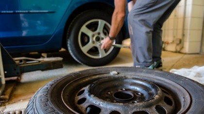 Los neumáticos son la única parte del coche que tiene contacto directo con...